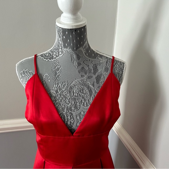 Misguided Red Deep Vneck Pleated Dress Size 12 - Picture 2 of 7